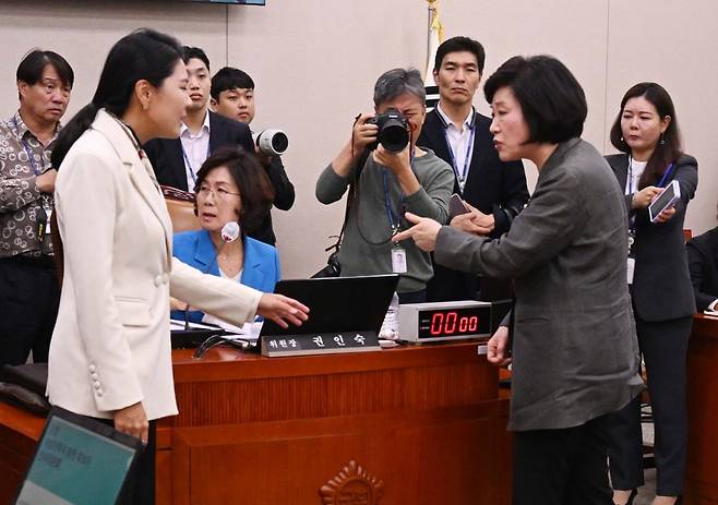 5일 국회 여성가족위원회에서 열린 김행 여성가족부 장관 후보자 인사청문회에서 여야 간사가 의사진행 문제를 두고 공방을 펼치고 있다. /김병언 기자