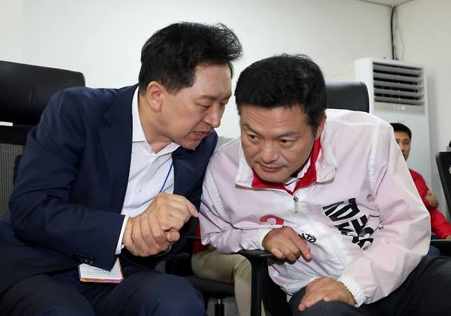 귓속말하는 김기현 국민의힘 대표와 김태우 강서구청장 보궐선거 후보. 연합뉴스