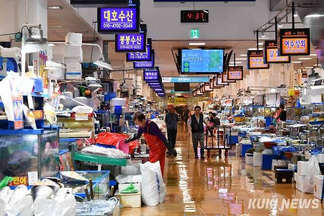 새벽 5시, 모든 수산물 경매가 끝나고 곧바로 시장을 찾는 새벽 소비자들을 맞이하기 위해 움직임이 분주하다.