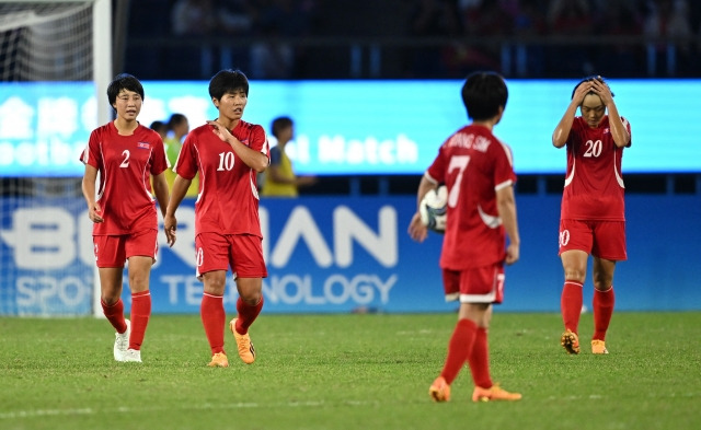 북한은 6일 중국 항저우 황룽 스포츠센터 스타디움에서 열린 대회 여자 축구 결승전에서 일본에 1-4로 져 준우승했다. 사진은 아쉬워하는 북한 선수들. 연합뉴스.