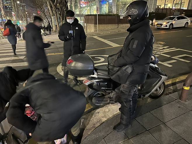 특별사법경찰 불법 전단 단속 현장(제공=강남구청 도시계획과)