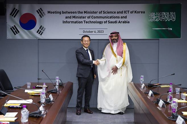 이종호 과학기술정보통신부 장관이 6일 서울 중앙우체국에서 압둘라 알스와하(Abdullah Al-Swaha) 사우디아라비아 통신정보기술부 장관을 만나 과학기술·ICT 분야에서의 양국 간 협력 활성화 방안에 대해 논의했다.<제공=과학기술정보통신부>