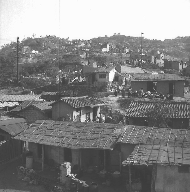 1964년 한남동 일대 판자촌. 증가하는 서울 인구에 비해 턱없이 부족한 주택으로 서울의 빈민과 상경한 지방민들은 천변이나 구릉지에 무허가 판자촌을 짓고 살았다. [서울역사아카이브]