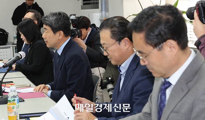 이주호 부총리 겸 교육부 장관이 6일 오전 서울 여의도 한국교육시설안전원에서 열린 국립대학 총장 간담회에서  참석한 총장들과 인사후 발언하고 있다. 2023.10.6[이충우기자]