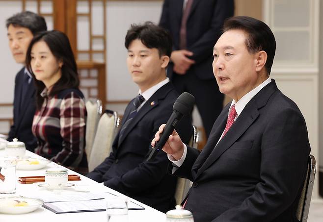 교사들과 함께
윤석열 대통령이 6일 오후 서울 용산 대통령실로 현직 교사들을 초청해 교권 보호 방안을 논의하는 자리에서 인사말을 하고 있다. 이승환 기자