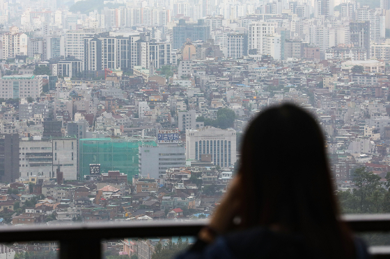 5일 국토교통부는 '전세사기 피해자 지원 보완방안'을 발표했다. 저리 대환대출의 소득요건을 완화하고 보증금 기준과 대출액 한도를 '전세사기피해자 지원 및 주거안정에 관한 특별법' 상 피해자 인정기준과 동일하게 확대한다. 우선매수권이 없는 신탁사기 피해자에 대해서도 인근 공공임대주택을 우선 공급하기로 했다./사진=뉴시스