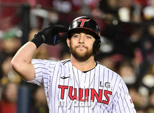 LG 오스틴이 2회말 선두타자 3루타를 친 뒤 기뻐하고 있다./잠실=유진형 기자 zolong@mydaily.co.kr