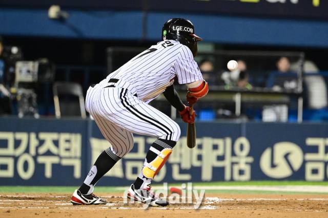 LG 박해민이 7회말 1사 1.3루서 스퀴즈 번트를 성공하고 있다./잠실=유진형 기자 zolong@mydaily.co.kr