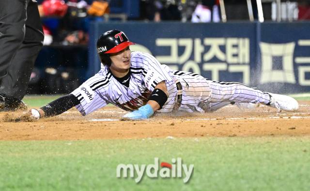 LG 3루 주자 신민재가 7회말 1사 1.3루서 LG 박해민의 스퀴즈 번트 때 홈으로 들어오고 있다./잠실=유진형 기자 zolong@mydaily.co.kr