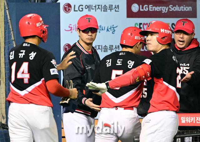 KIA 김종국 감독이 8회초 1사 2.3루서 김선빈의 2타점 역전 적시타가 나오자 기뻐하고 있다./잠실=유진형 기자 zolong@mydaily.co.kr