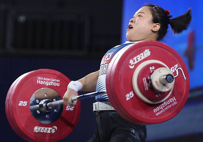 5일 중국 항저우 샤오산 스포츠센터에서 열린 2022 항저우 아시안게임 역도 여자 76kg급 그룹 A 경기에서 대한민국 김수현이 용상 2차 시기 136kg의 바벨을 들어올리는데 성공하고 있다. [연합]