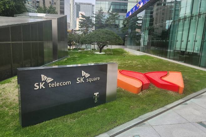 서울 중구에 위치한 SK텔레콤 사옥인 '티타워' 앞 조형물. [이영기 기자/20ki@]