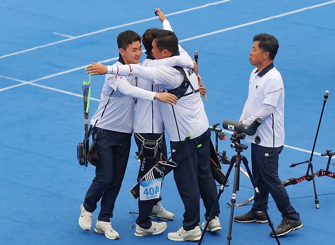 양궁 남자 단체전 결승에서 승리한 한국 선수들이 포옹하며 기뻐하고 있다. 연합뉴스