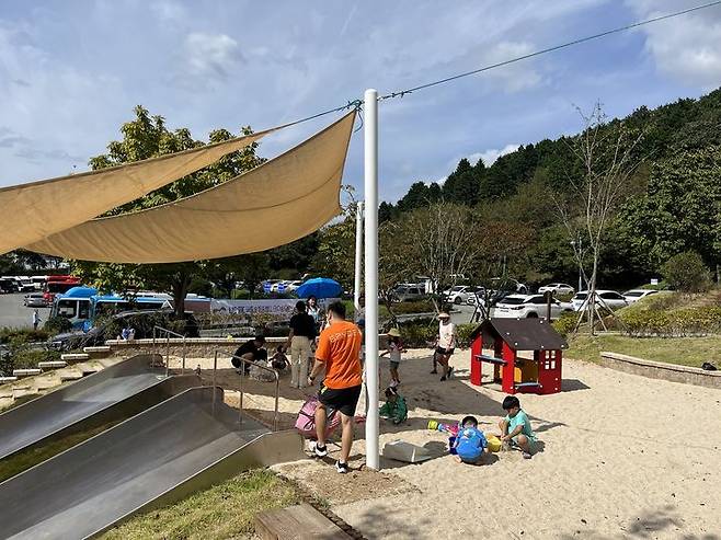 [창원=뉴시스] 강경국 기자 = 경남 창원시 진해구 장천동 풍호공원에 위치한 '우주최고봉 어린이놀이터'가 6일 개장했다. (사진=창원시청 제공). 2023.10.06. photo@newsis.com *재판매 및 DB 금지