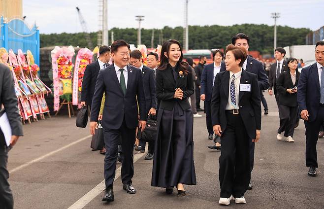 [서울=뉴시스] 윤석열 대통령 부인 김건희 여사가 6일 서귀포항 동부두 일원에서 열린 제4회 제주 서귀포 은갈치 축제에서 입장하고 있다.(사진=대통령실 제공) 2023.10.06. photo@newsis.com *재판매 및 DB 금지