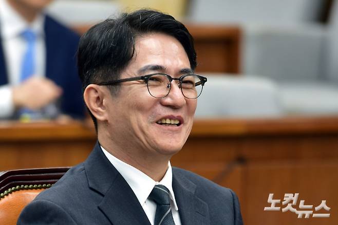 이균용 대법원장 후보자가 20일 서울 여의도 국회에서 열린 인사청문회에서 밝은 표정을 짓고 있다 윤창원 기자