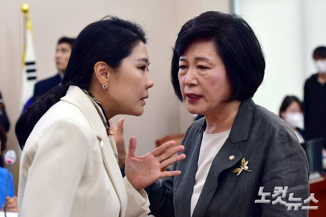 5일 서울 여의도 국회에서 열린 김행 여성가족부 장관 후보자에 대한 인사청문회에서 국민의힘 정경희 여당 간사(오른쪽)와 더불어민주당 신현영 야당 간사가 대화를 하고 있다. 윤창원 기자