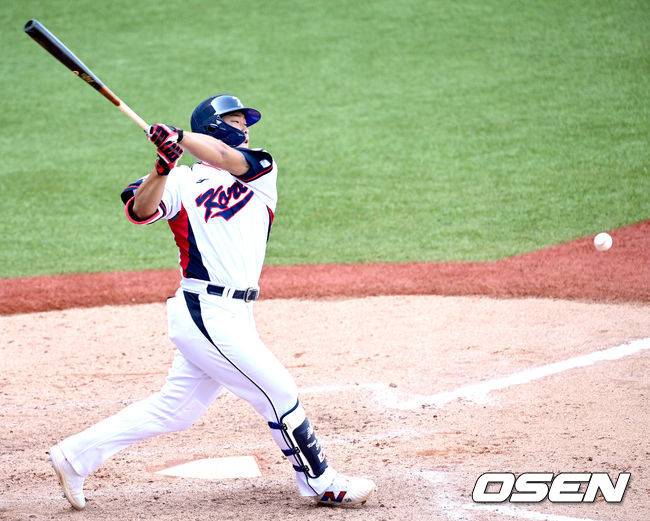 [OSEN=항저우(중국), 최규한 기자] 5일 오후 중국 항저우 사오싱 야구장에서 ‘2022 항저우 아시안게임’ 야구 슈퍼라운드 1차전 한국과 일본의 경기가 열렸다.5회말 무사 선두타자로 나선 한국 강백호가 내야 안타를 치고 있다. 2023.10.05 / dreamer@osen.co.kr