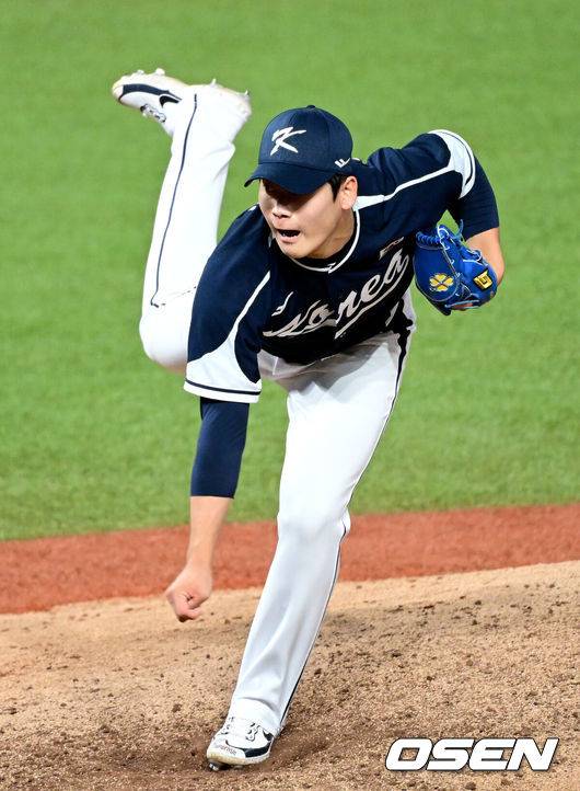 [OSEN=항저우(중국), 최규한 기자] 2일 오후 중국 항저우 사오싱 야구장에서 '제19회 항저우아시안게임' 야구 조별리그 2차전 대한민국과 대만의 경기가 열렸다. 6회말 2사 1, 2루 상황 마운드에 오른 한국 박영현이 힘차게 공을 뿌리고 있다. 2023.10.02 / dreamer@osen.co.kr