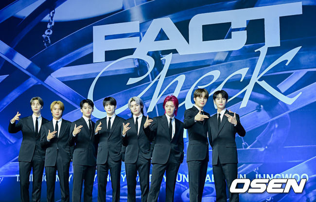 [OSEN=지형준 기자] 6일 오전 서울 여의도 콘래드호텔에서 NCT 127 정규 5집 ‘Fact Check’ 발매 기념 기자간담회가 열렸다.NCT 127 쟈니, 해찬, 마크, 재현, 태용, 유타, 정우, 도영이 포토타임을 하고 있다. 2023.10.06 /jpnews@osen.co.kr