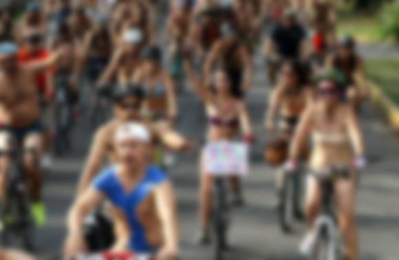 ‘세계 나체 자전거 타기 대회(World Naked Bike Ride)’ 참자가들. 지난 2017년 6월17일(현지시간) 멕시코 과달라하라에서 열렸을 때의 모습이다. EPA 연합뉴스