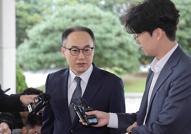 이재명 더불어민주당 대표에 대한 구속영장이 기각된 9월27일 이원석 검찰총장이 서울 서초구 대검찰청으로 출근하며 취재진 질문에 답하고 있다. ⓒ연합뉴스