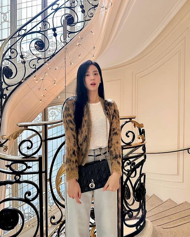 Jisoo, a member and actor of the group BLACKPINK, showed off his lovely beauty.JiSoo posted several photos on her social networking service (SNS) account on the 4th, along with an article called  ⁇ Paris ⁇ .JiSoo in the photo is enjoying the scenery of Paris in France. JiSoo dressed in various casual fashion attracted attention with its pure and elegant beauty.On the other hand, JiSoo attracted attention by appearing as a fiancee in the movie Dr.JiSoos solo debut music video FLOWER has recently surpassed 400 million views on YouTube and has continued to show its popularity.