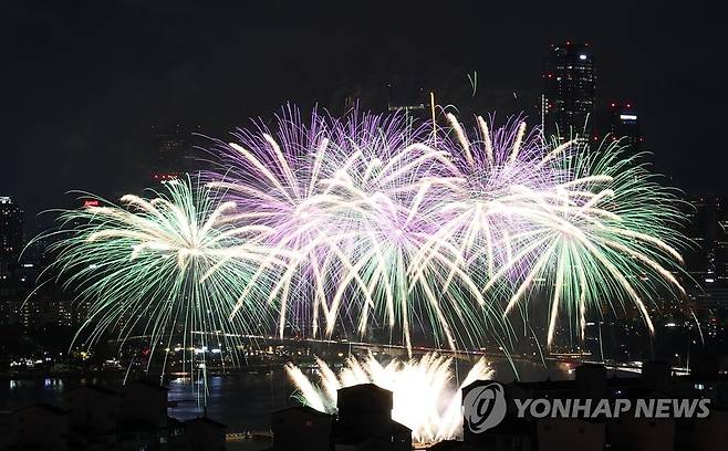 하늘 높이 쏘아올려진 불꽃 (서울=연합뉴스) 임헌정 기자 = 8일 오후 서울 여의도 한강공원 일대에서 열린 '한화와 함께하는 서울세계불꽃축제 2022'에서 화려한 불꽃이 밤하늘을 수놓고 있다.
    3년 만에 열리는 이번 행사의 주제는 '위 호프 어게인(We Hope Again)'이다. 코로나19로 지친 일상을 위로하고 다시 꿈과 희망의 불꽃을 쏘아 올린다는 의미다. 2022.10.8 kane@yna.co.kr