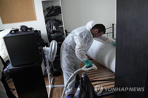 '빈대 퇴치' (파리 AP=연합뉴스) 4일(현지시간) 프랑스 파리의 한 아파트에서 방역업자가 침대에 스팀을 분사하고 있다.