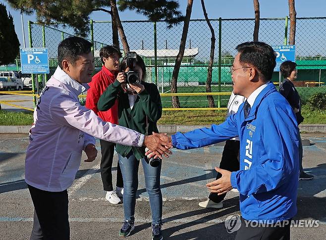 선거운동 도중 만난 진교훈-김태우 강서구청장 후보 (인천=연합뉴스) 김성민 기자 = 더불어민주당 진교훈 강서구청장 보궐선거 후보(오른쪽)와 국민의힘 김태우 후보가 5일 오전 인천 계양구 강서개화축구장에서 선거운동을 하던 중 만나 악수하고 있다. 2023.10.5 ksm7976@yna.co.kr