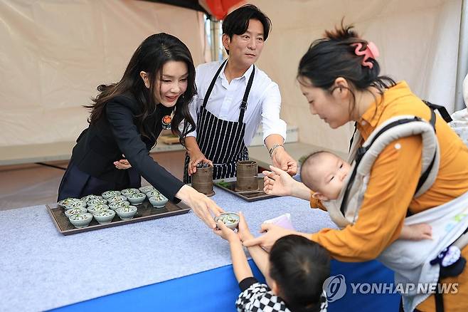 은갈치 회무침 나눠주는 김건희 여사 (서귀포=연합뉴스) 진성철 기자 = 윤석열 대통령 부인 김건희 여사가 6일 제주 서귀포항에서 열린 제4회 제주 서귀포 은갈치 축제 개막식에서 참석자들에게 은갈치 회무침을 나눠주고 있다.  2023.10.6  [대통령실 제공. 재판매 및 DB 금지] zjin@yna.co.kr