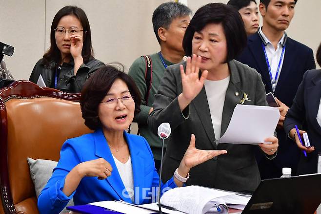 지난 5일 서울 여의도 국회 여성가족위원회에서 열린 김행 여성가족부 장관 후보자에 대한 인사청문회에서 더불어민주당 소속 권인숙(왼쪽) 여가위원장에게 여가위 여당 간사인 정경희 의원이 항의를 하고 있다. (사진=이데일리 방인권 기자)