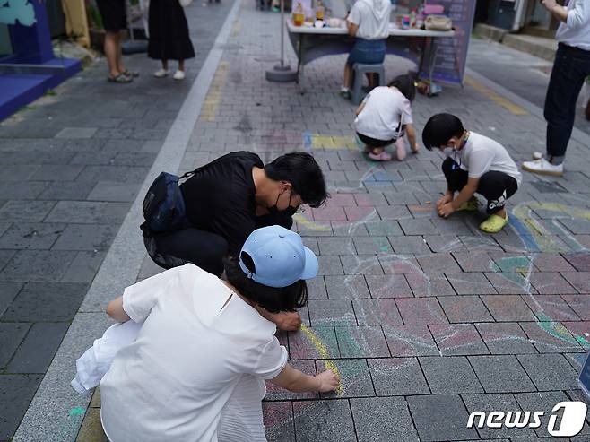 지난해 열린 '산격골목축제' 참가자들이 바닥에 그림을 그리는 활동을 하고 있다. (대구 북구 제공)