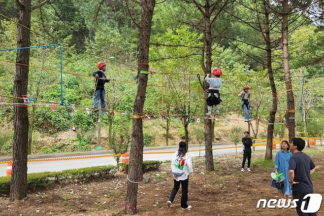 7일 전북 완주군 고산자연휴양림 일원에서 열리고 있는 완주와일드&로컬푸드 축제를 찾은 어린이들이 야외활동을 체험하고 있다. 2023.10.7/뉴스1 강교현기자