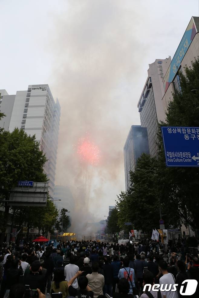 7일 오후 2시쯤 광주 추억의 충장축제에 참여한 수만명의 인파가 스페인의 유명한 폭죽의식인 마스클레타를 즐기고 있다. 2023.10.7/뉴스1