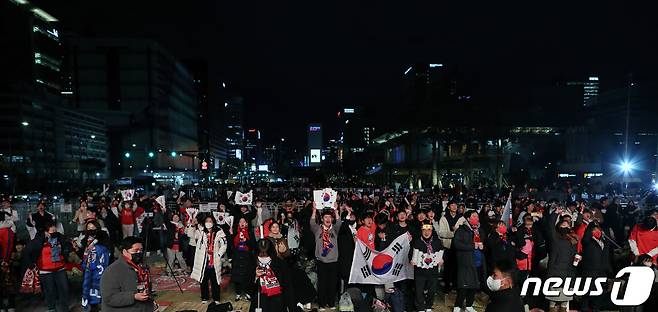 대한민국 축구대표팀을 응원하는 붉은 악마들이 지난해 12월2일 오후 서울 세종대로 광화문광장에서 2022 카타르 월드컵 H조 조별리그 3차전 대한민국과 포르투갈의 경기를 앞두고 응원을 펼치고 있다. 2022.12.2/뉴스1 ⓒ News1 이승배 기자