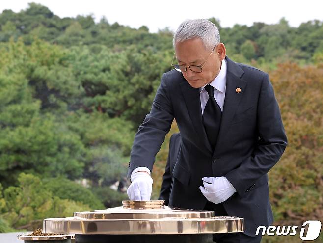 유인촌 문화체육관광부 장관이 7일 서울 동작구 국립서울현충원 현충탑에서 참배를 하고 있다. (문화체육관광부 제공) 2023.10.7/뉴스1