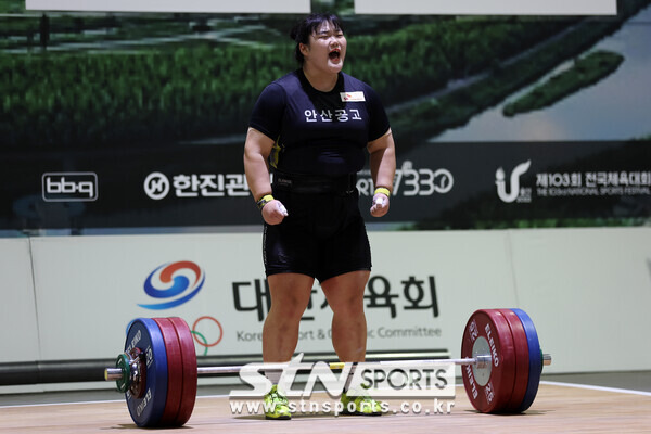 박혜정은 7일 중국 저장성 항저우 샤오산 스포츠센터에서 열린 2022 항저우 아시안게임 역도 여자 87㎏ 이상급 A그룹 경기에서 인상 125㎏, 용상 169㎏로 합계 294㎏을 들고 금메달을 거머쥐었다. 사진┃뉴시스