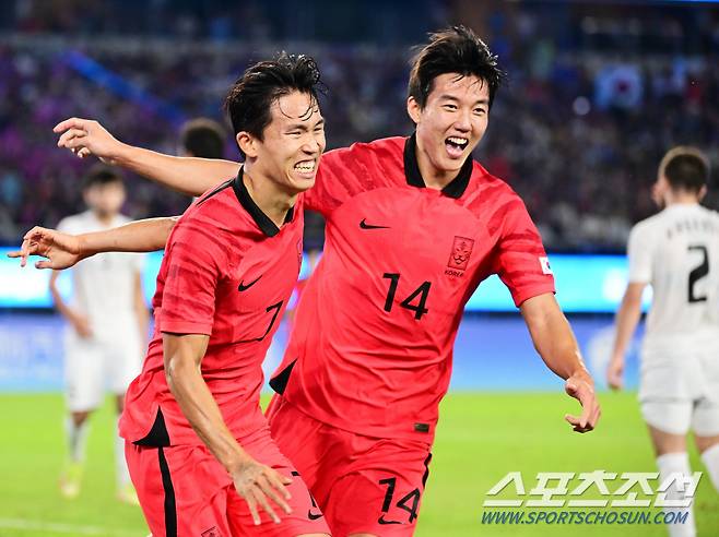 4일 중국 항저우 황룽스포츠센터스타디움에서 대한민국 축구대표팀과 우즈베키스탄의 준결승전 경기가 열렸다. 전반 추가골을 성공시킨 정우영이 동료들과 함께 기뻐하고 있다. 항저우(중국)=송정헌 기자songs@sportschosun.com/2023.10.04/