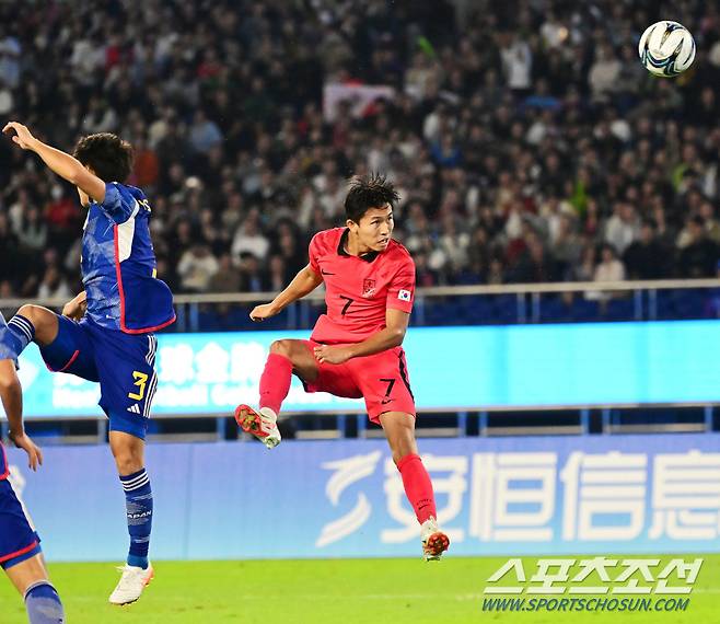 7일 오후 중국 항저우 황룽스포츠센터스타디움에서 대한민국 축구대표팀과 일본의 항저우아시안게임 남자축구 결승전이 열렸다. 전반 동점골을 성공시키고 있는 정우영. 항저우(중국)=송정헌 기자songs@sportschosun.com/2023.10.07/