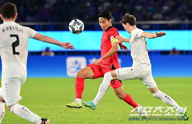 4일 중국 항저우 황룽스포츠센터스타디움에서 대한민국 축구대표팀과 우즈베키스탄의 준결승전 경기가 열렸다. 우즈벡 수비를 제치며 돌파를 시도하는 백승호. 항저우(중국)=송정헌 기자songs@sportschosun.com/2023.10.04/