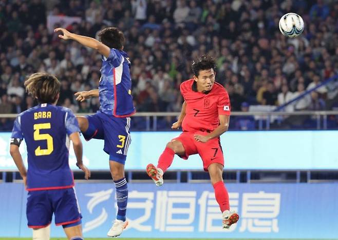 한국 축구 대표팀의 정우영이 7일 중국 항저우 황룽 스포츠센터 스타디움에서 열린 2022 항저우 아시안게임 남자축구 일본과의 결승전에서 전반 27분 헤더로 동점공을 넣고 있다.  [사진 제공= 연합뉴스]