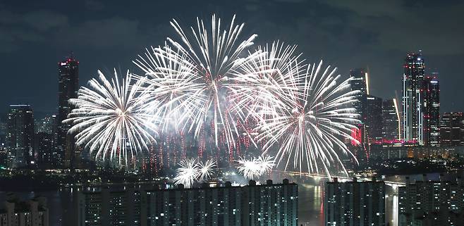 지난해 10월8일 밤 서울 여의도 한강공원 일대에서 코로나19 이후 3년 만에 열린 '2022 서울세계불꽃축제'에서 화려한 불꽃들이 밤 하늘을 수놓고 있다./뉴스1