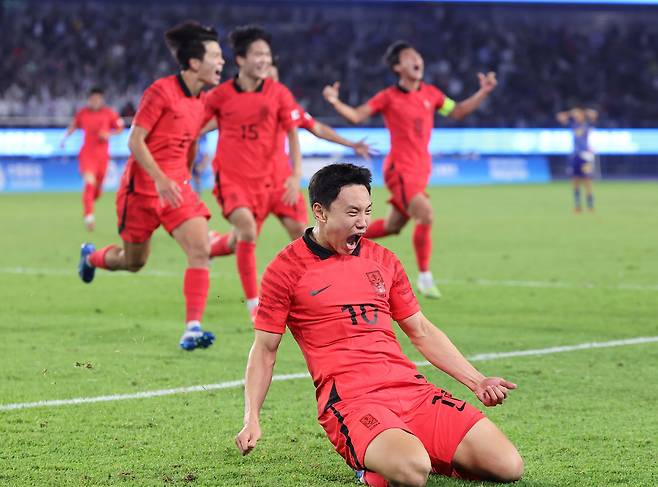 7일 중국 항저우 황룽 스포츠센터 스타디움에서 열린 2022 항저우 아시안게임 남자축구 대한민국과 일본의 결승전. 후반 조영욱이 골을 넣고 기뻐하고 있다./연합뉴스