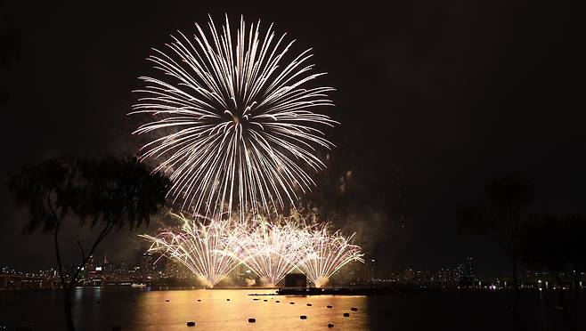 7일 오후 서울 여의도 한강공원 일대에서 열린 '2023 서울세계불꽃축제'에서 화려한 불꽃들이 밤하늘을 수놓고 있다. /뉴스1