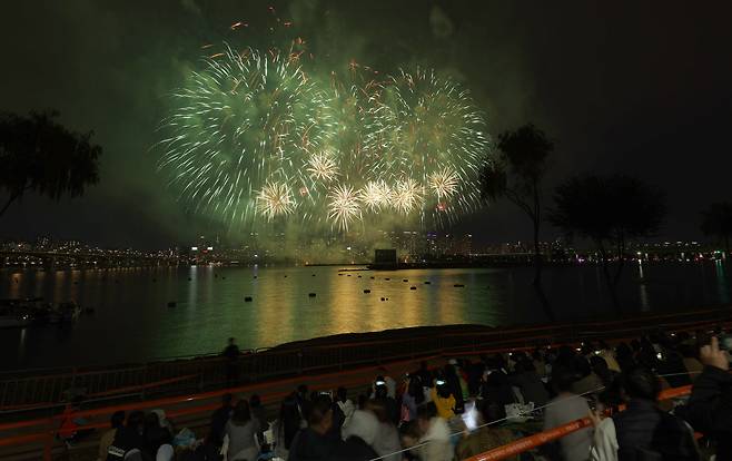 7일 오후 서울 여의도 한강공원 일대에서 열린 '2023 서울세계불꽃축제'에서 화려한 불꽃들이 밤하늘을 수놓고 있다. /뉴스1