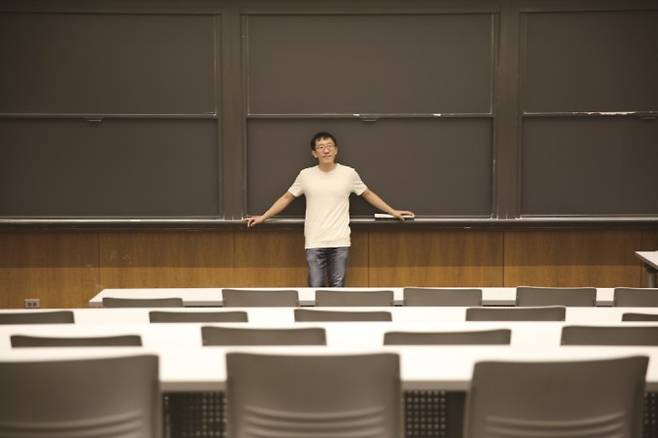 프린스턴대 수학과 강의실에는 아주 긴 칠판이 있다. 허준이 교수도 이곳에서 대수기하학 수업을 한다. 프린스턴대 제공