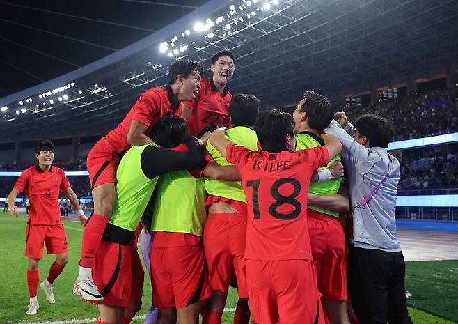 (항저우=연합뉴스) 2022 항저우 아시안게임 남자 축구 결승전 한국과 일본의 경기. 조영욱이 역전골을 성공시키자 동료들의 축하를 받고 있다.