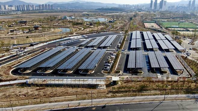 세종중앙공원과 국립세종수목원 주차장에 설치된 태양광발전 설비 전경. 행정중심복합도시건설청 제공