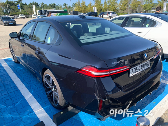 '더 뉴 BMW 530i x드라이브' 후측면. [사진=김종성 기자]